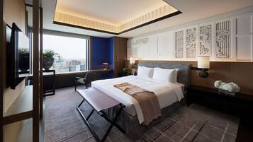 Hypo-allergenic bedding, in-room safe, desk, blackout drapes