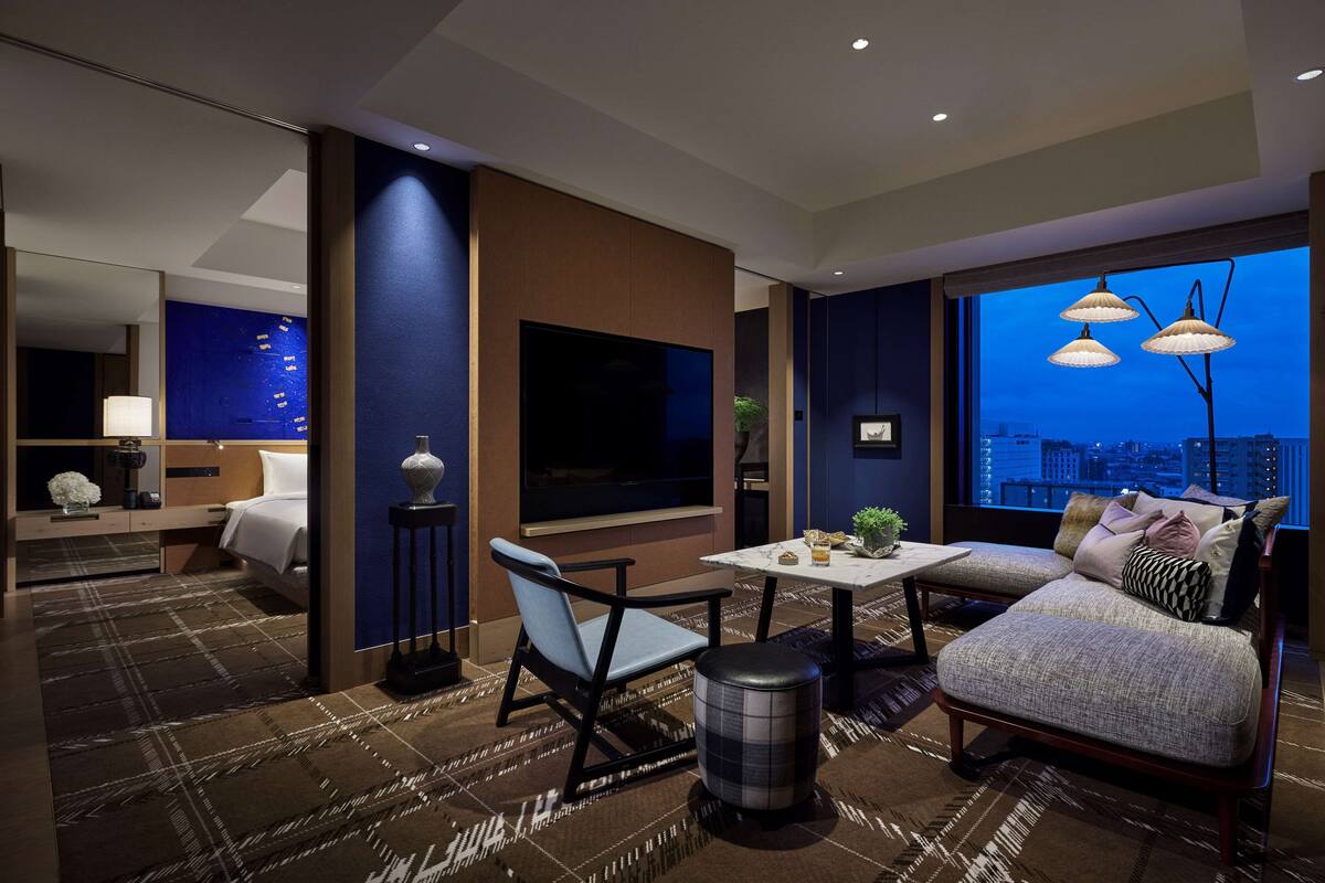 suite, 1 king bed | 1 bedroom, hypo-allergenic bedding, in-room safe, desk