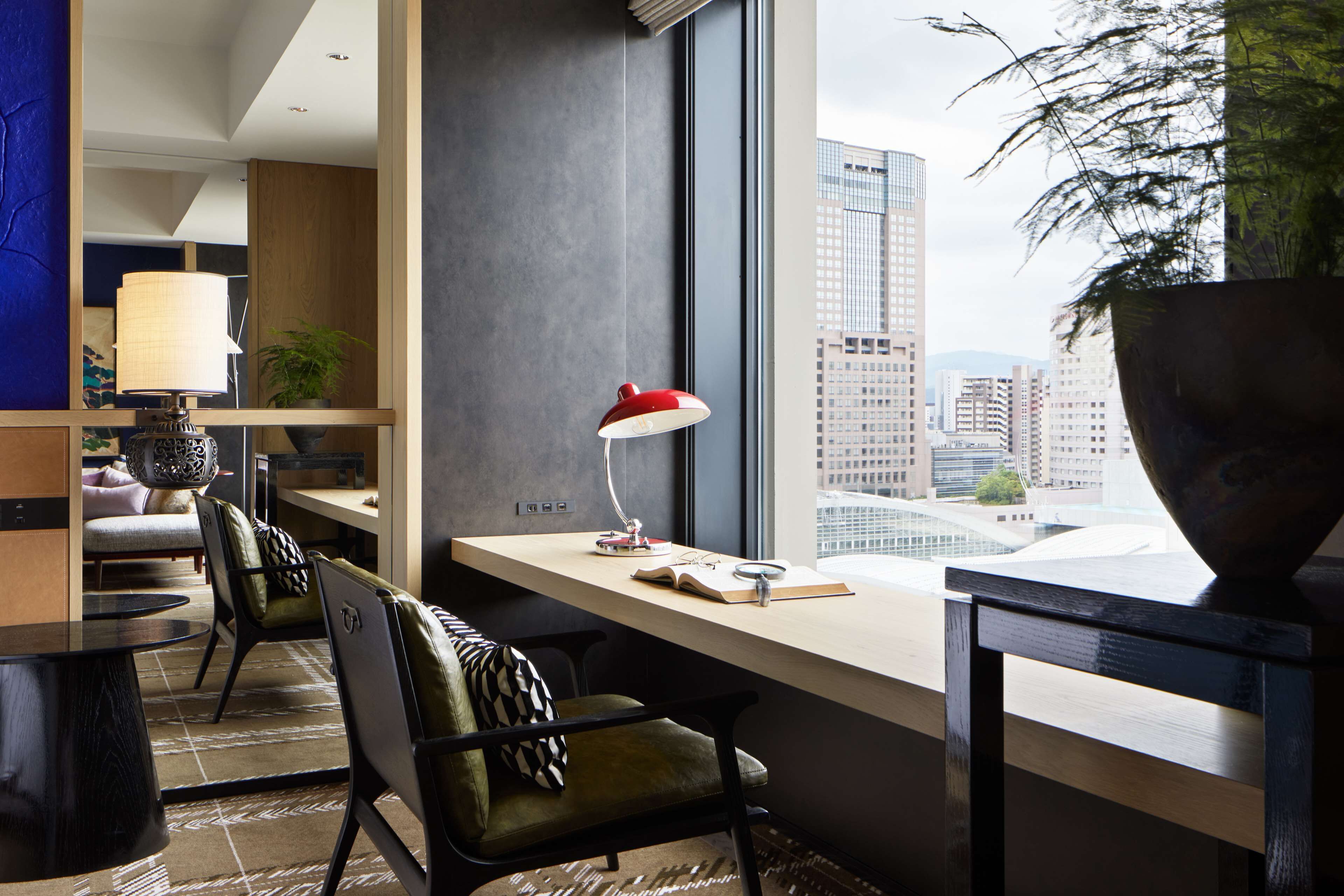 suite, 1 king bed | 1 bedroom, hypo-allergenic bedding, in-room safe, desk