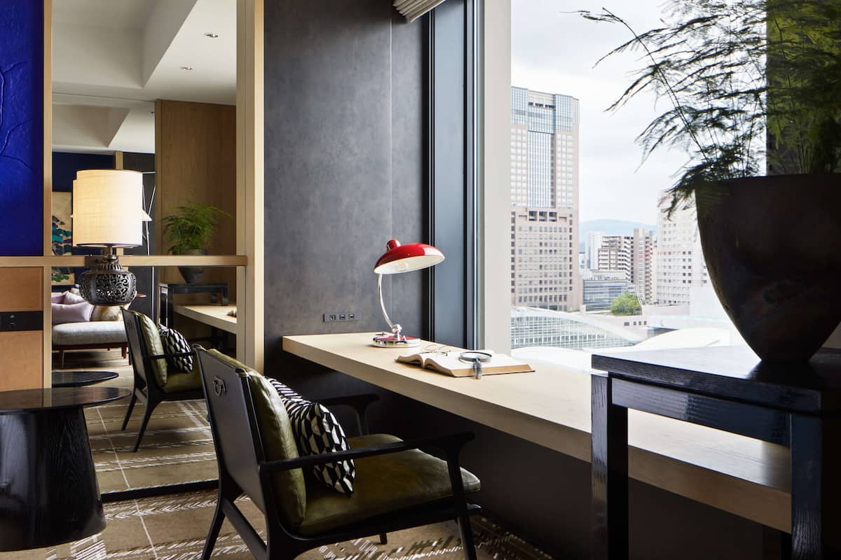 suite, 1 king bed | 1 bedroom, hypo-allergenic bedding, in-room safe, desk