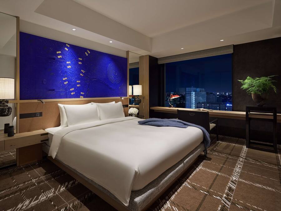 Suite, 1 King Bed | Hypo-allergenic bedding, in-room safe, desk, blackout curtains