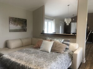 2 bedrooms, free WiFi, bed sheets - A Resort Style Stay (Campbellford)