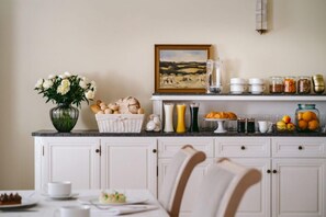 包含每日自助早餐