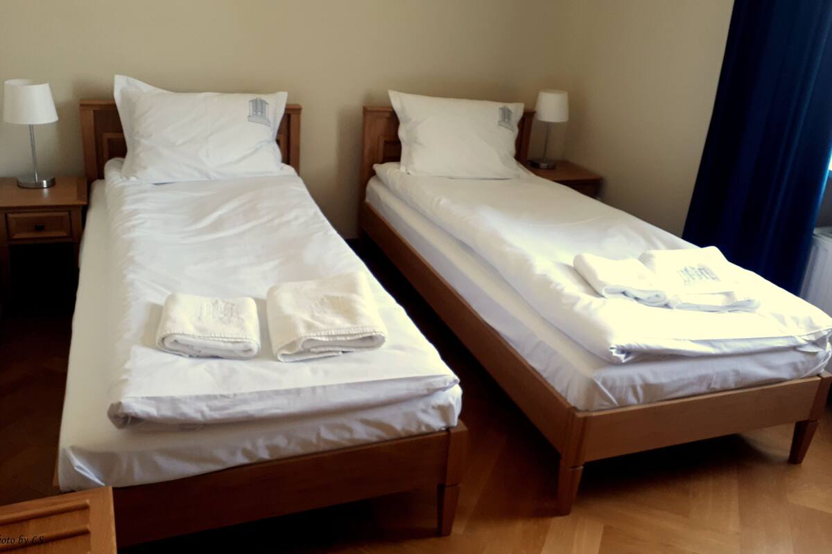Twin kamer | 2 slaapkamers, individueel gemeubileerd, een bureau, een laptopwerkplek