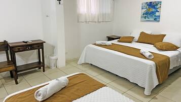 Habitación triple estándar, 1 habitación, con acceso para personas discapacitadas, tina (1) | Cortinas blackout, wifi gratis y ropa de cama