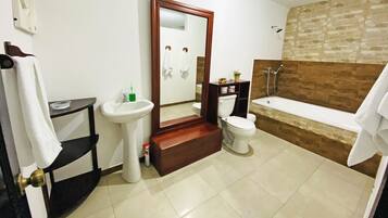 Chambre Triple Standard, 1 chambre, accessible aux personnes à mobilité réduite, baignoire (1) | Salle de bain | Serviettes fournies