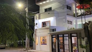 Vista frontal de la propiedad