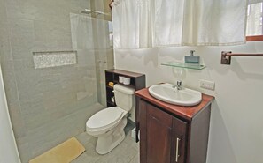 Superior Double or Twin Room, 1 Bedroom, Balcony, City View (7) | Bathroom | Towels - Hostal Carpao Lodging (Puerto Ayora)