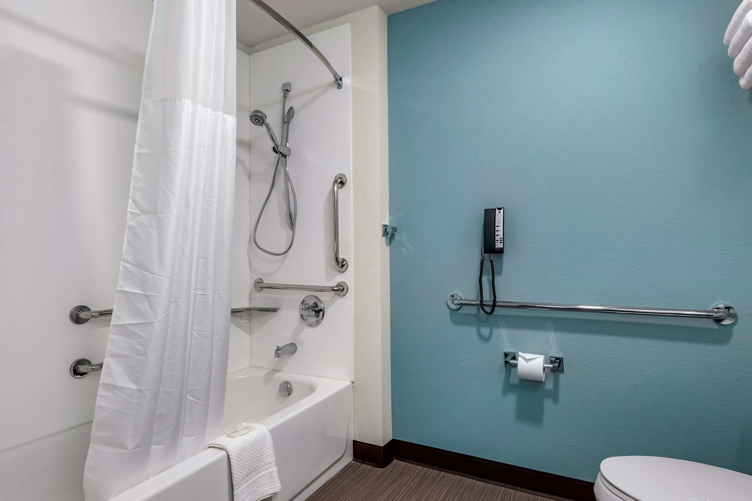 combined shower/bathtub, hair dryer, towels