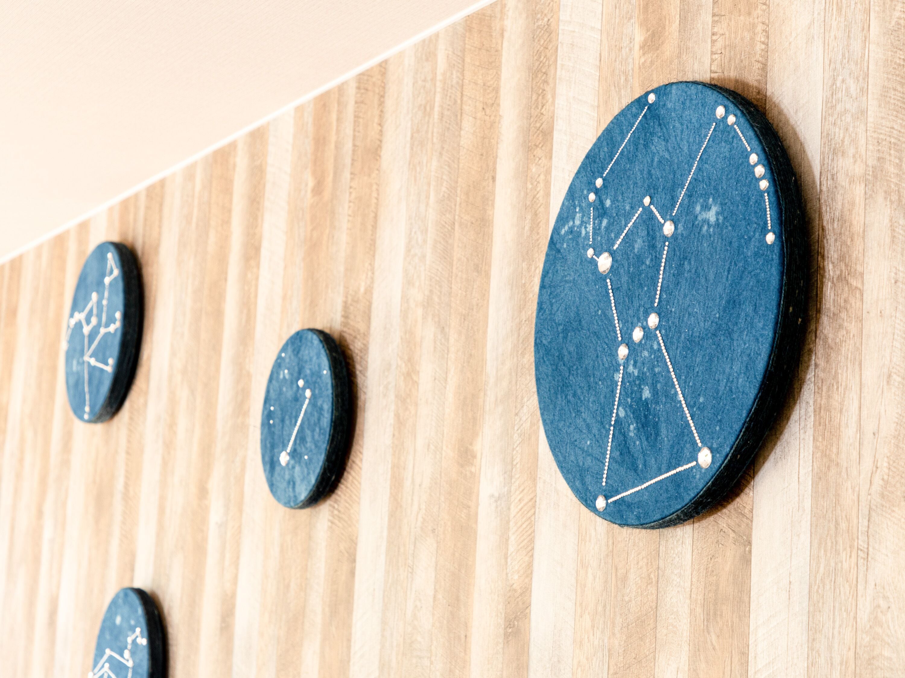 Una pared con varios relojes, cada uno mostrando una hora distinta.