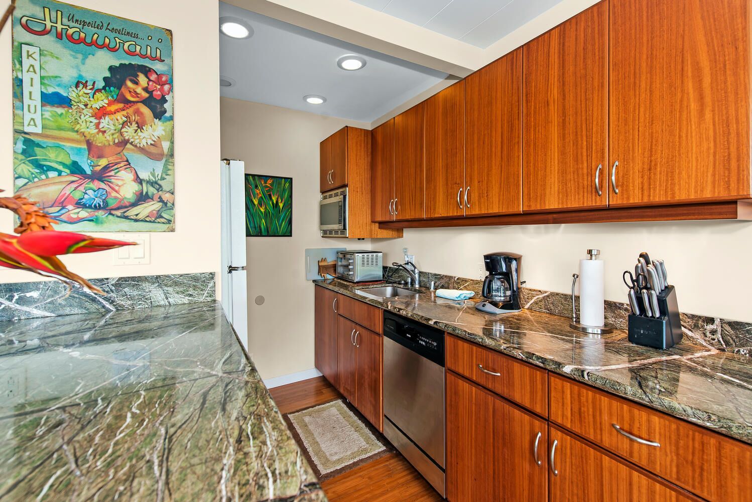 Coffee/tea maker, fridge, microwave, stovetop