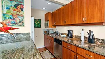 Coffee/tea maker, fridge, microwave, stovetop