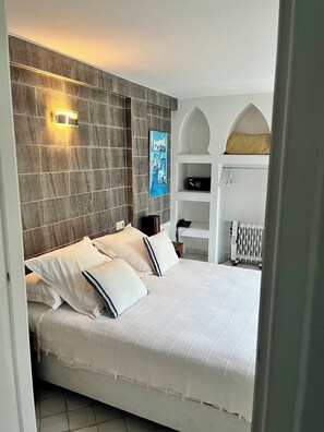In-room safe, bed sheets - Dar Tanja (Tangier)