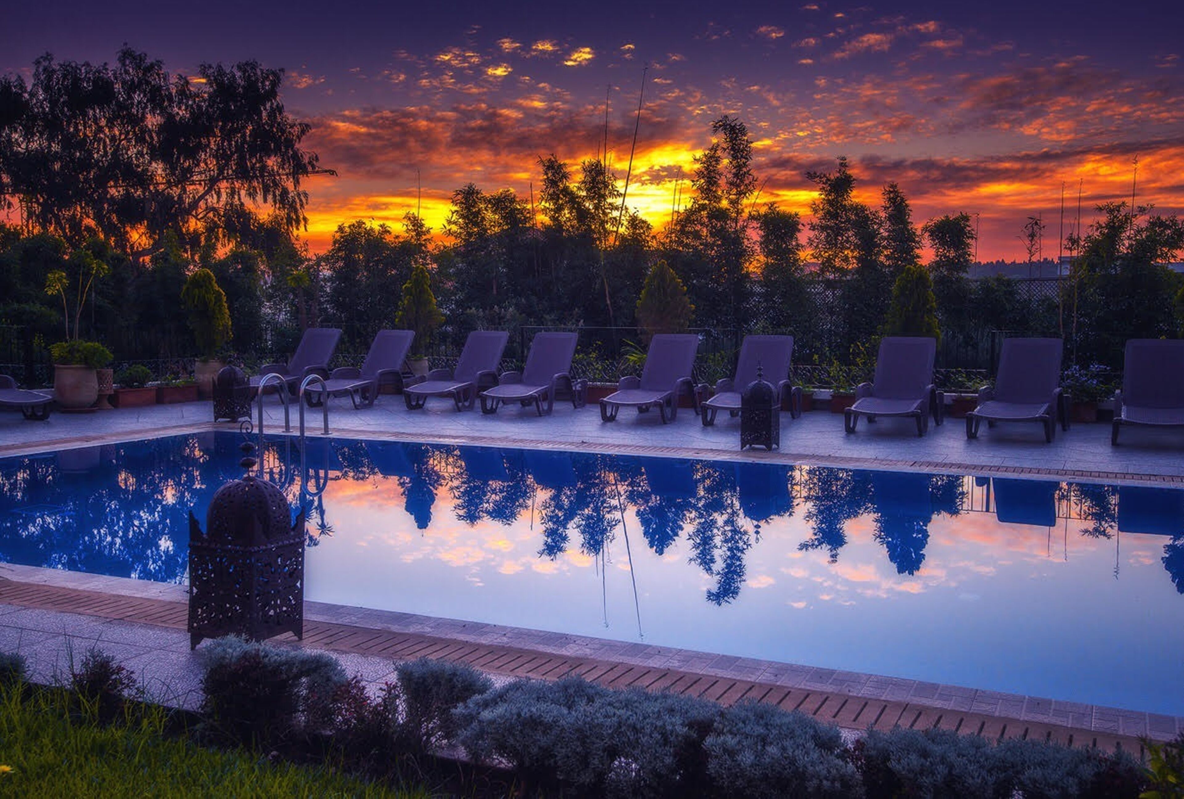 outdoor pool, open 10:00 am to 7:00 pm, pool loungers