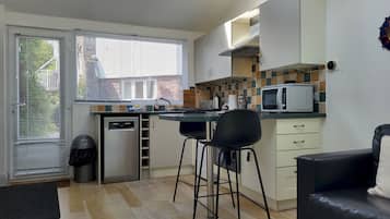 Een koelkast, een magnetron, een oven, een vaatwasser