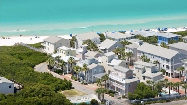 Un hôtel en bord de mer composé de plusieurs bâtiments, doté d’une plage et offrant une vue dégagée sur l’océan.