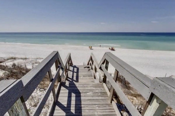 Ubicación cercana a la playa y tumbonas