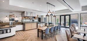 Free daily full breakfast - Ayres Hotel Vista Carlsbad (Vista)