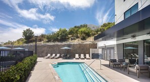 Outdoor pool, sun loungers - Ayres Hotel Vista Carlsbad (Vista)