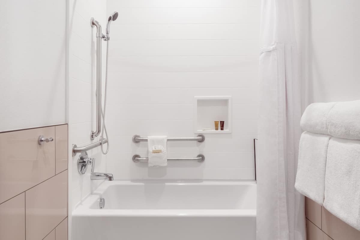 combined shower/bathtub, free toiletries, towels