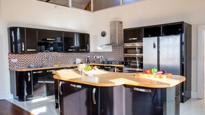 Refrigerador, microondas, horno, placa de cocina