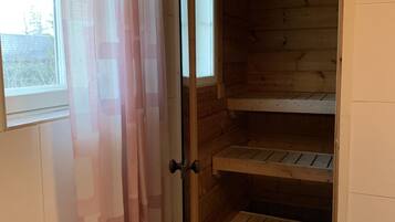 Un interior de fusta amb una finestra i una porta.