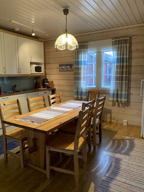 Fridge, microwave, high chair - Lomakivi (Iitti)