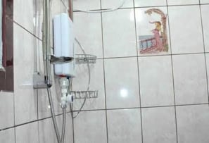 Regadera, toallas, jabón, papel de baño