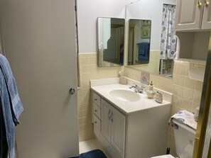 Tina con regadera, secadora de cabello, toallas, jabón