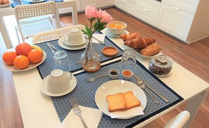 بوفيه فطور مجانًا يوميًا