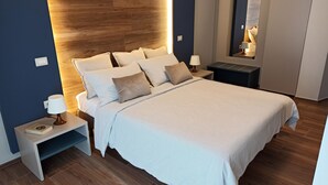 Quarto luxo | Roupas de cama premium, edredons de pluma, frigobar