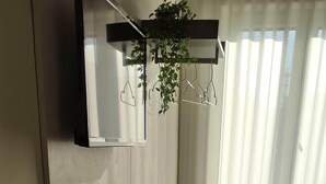 Quarto luxo | Roupas de cama premium, edredons de pluma, frigobar