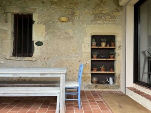 Casa de campo superior, vista al patio (La Ferme de Gondières) | Terraza o patio