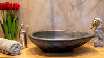 SĂšche-cheveux, serviettes fournies, savon, shampoing