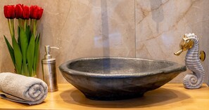 Sèche-cheveux, serviettes fournies, savon, shampoing