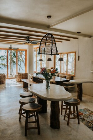 Villa | Eget kök | Stort kylskåp, spishäll, kaffe- och tebryggare och barnstol