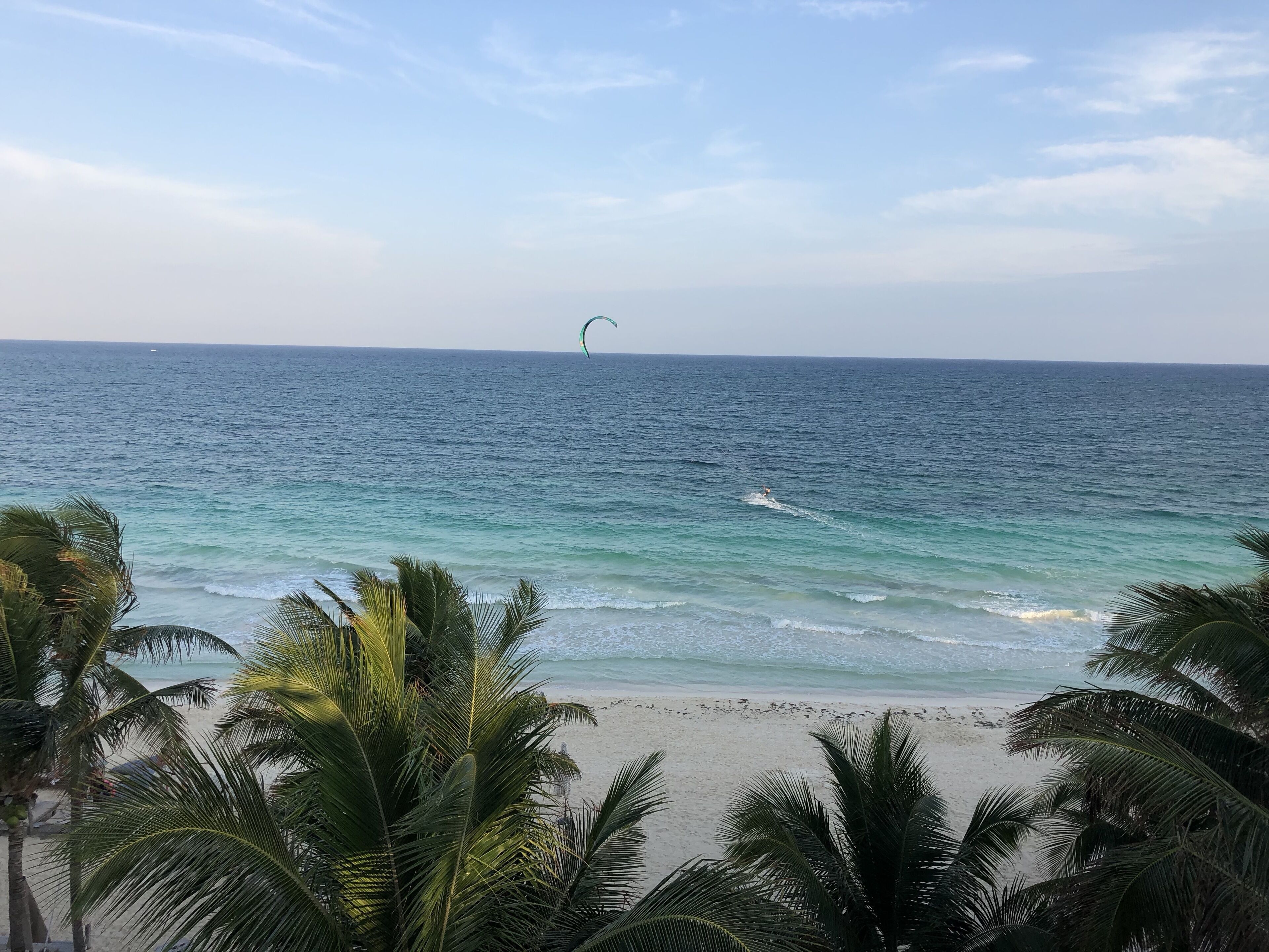 Praia particular, areia branca, espreguiçadeiras, toalhas de praia 