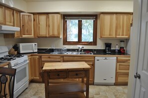 Køleskab, mikrobølgeovn, ovn, kogeplade