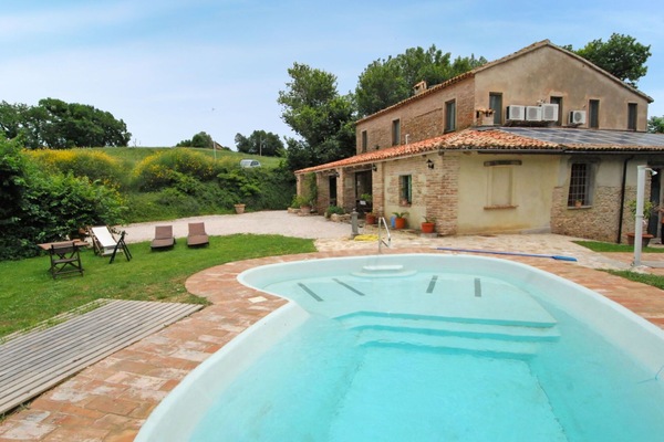 Wasser, Himmel, Pflanze, Eigentum, Gebäude, Schwimmbad, Azurblau, Baum, Wolke, Schatten