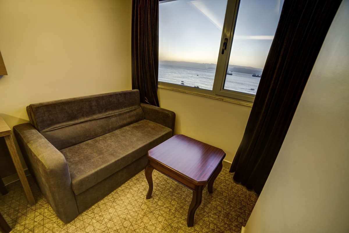comfort double room, sea view | living area | tv