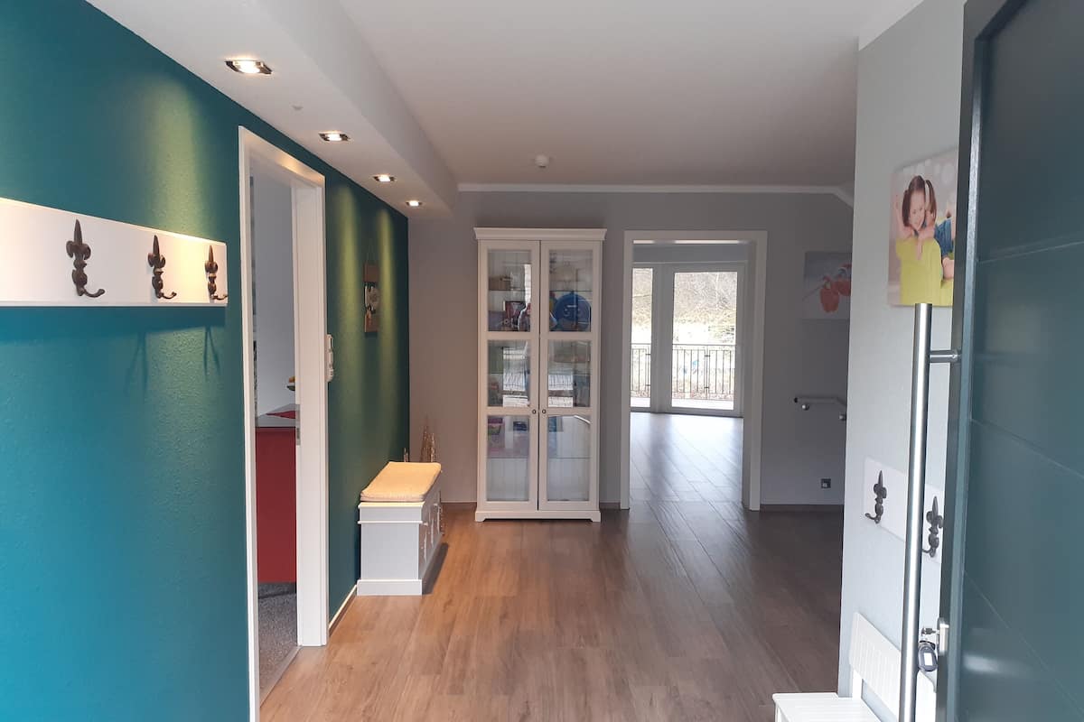 Maison familiale, accessible aux personnes à mobilité réduite, vue sur le canal (Haus Karola) | Hall