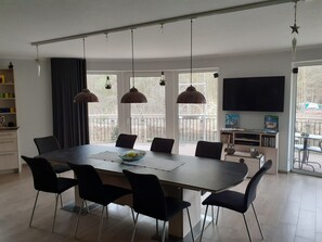 Familiehus, tilgjengelighetstilpasset, kanalutsikt (Haus Karola) | Restaurant