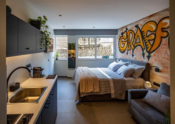 Iron/ironing board, WiFi, bed sheets