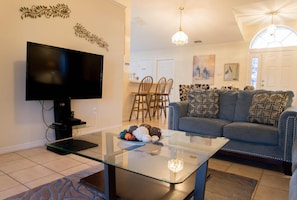 Casa (Private Pool house with game room, ne) | Área de sala de estar | Televisión de 1 pulgadas con canales por cable y futbolito 
