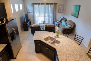 Ferienhaus (Trafalgar Resort community pool and G) | Wohnzimmer | 1-Zoll-Fernseher mit Kabelempfang