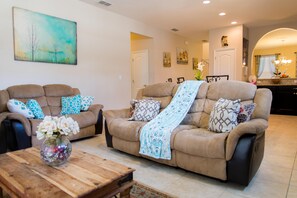 Hus (Trafalgar Resort community pool and G) | Oppholdsrom | En 1-tommers TV med kabel-kanaler