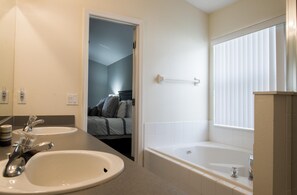 Maison (Gated Community!!  Sparkling private ) | Salle de bain | Sèche-cheveux, serviettes fournies
