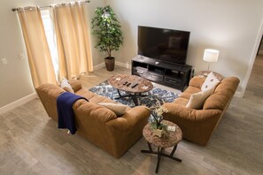 Maison (Gated Community!!  Sparkling private ) | Salle de séjour | Télévision de 0 pouces avec chaînes par câble
