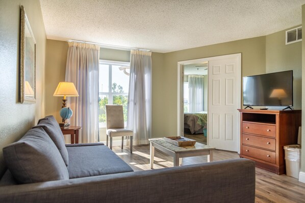 Studio (Double bed studio with community pool) | Vardagsrum | 1-tums tv med kabelkanaler