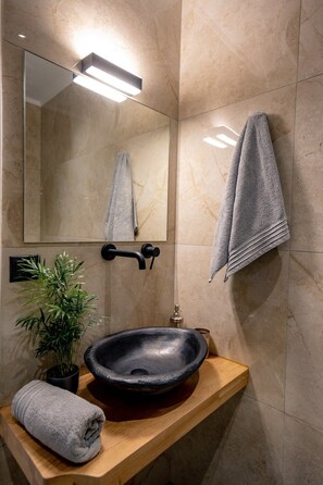 Hiustenkuivaaja, pyyhkeet, saippua, sampoo